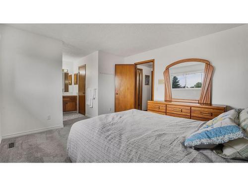 212 Templewood Road Ne, Calgary, AB - Indoor Photo Showing Bedroom