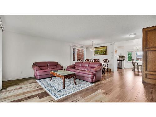 212 Templewood Road Ne, Calgary, AB - Indoor Photo Showing Living Room