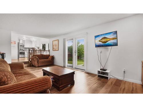 212 Templewood Road Ne, Calgary, AB - Indoor Photo Showing Living Room