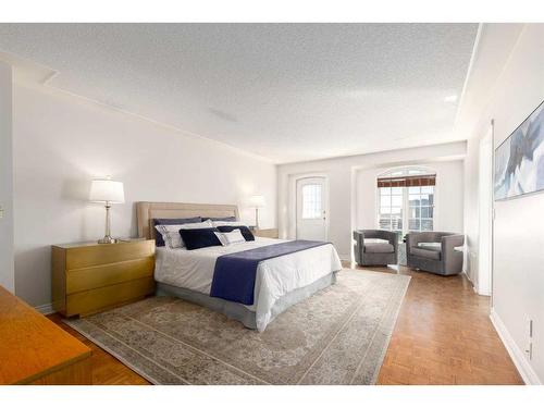 209 2 Avenue Ne, Calgary, AB - Indoor Photo Showing Bedroom