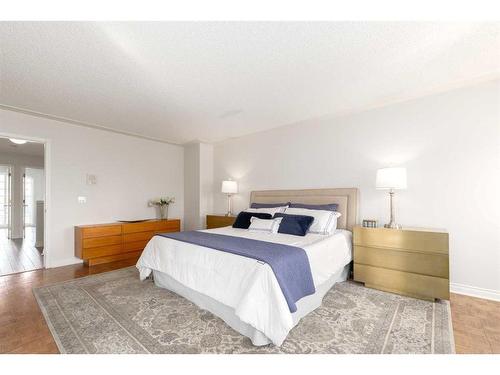 209 2 Avenue Ne, Calgary, AB - Indoor Photo Showing Bedroom