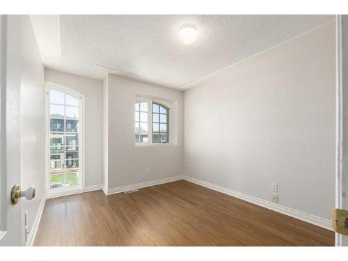 209 2 Avenue Ne, Calgary, AB - Indoor Photo Showing Other Room