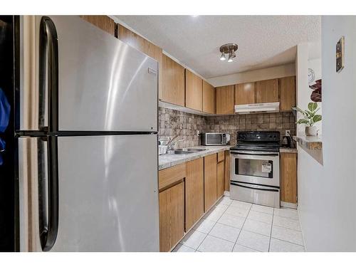 109-1712 38 Street Se, Calgary, AB - Indoor Photo Showing Kitchen