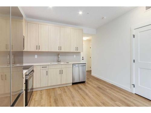 6213-200 Seton Circle Se, Calgary, AB - Indoor Photo Showing Kitchen