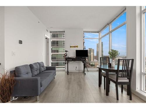 1506-215 13 Avenue Sw, Calgary, AB - Indoor Photo Showing Living Room