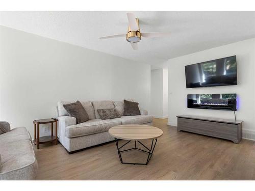 70 Dobler Avenue, Red Deer, AB - Indoor Photo Showing Living Room