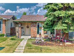 7 Shawmeadows Bay SW Calgary, AB T2Y 1A1