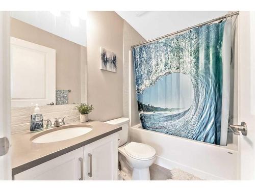 1003 Cranbrook Walk Se, Calgary, AB - Indoor Photo Showing Bathroom