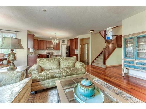 63 Discovery Ridge Circle Sw, Calgary, AB - Indoor Photo Showing Living Room