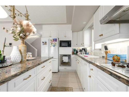 211 2 Avenue Ne, Calgary, AB - Indoor Photo Showing Kitchen