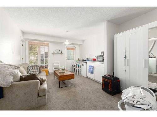 211 2 Avenue Ne, Calgary, AB - Indoor Photo Showing Living Room