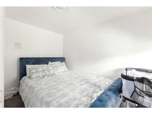 211 2 Avenue Ne, Calgary, AB - Indoor Photo Showing Bedroom