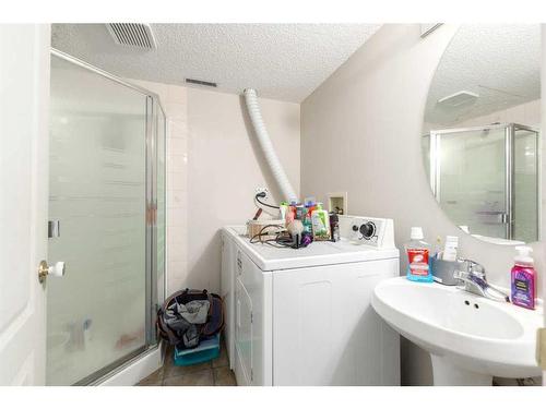 211 2 Avenue Ne, Calgary, AB - Indoor Photo Showing Bathroom