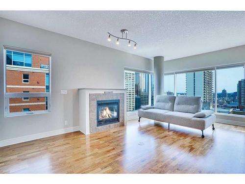 2603-920 5 Avenue Sw, Calgary, AB - Indoor Photo Showing Living Room With Fireplace