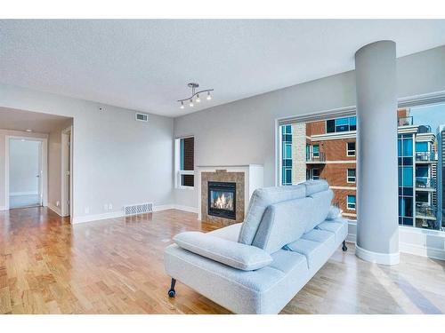 2603-920 5 Avenue Sw, Calgary, AB - Indoor Photo Showing Living Room With Fireplace