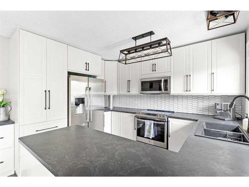 1309 Mcalpine Street, Carstairs, AB - Indoor Photo Showing Kitchen With Upgraded Kitchen