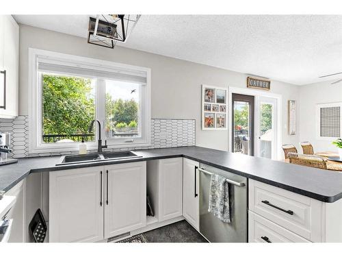 1309 Mcalpine Street, Carstairs, AB - Indoor Photo Showing Kitchen With Double Sink