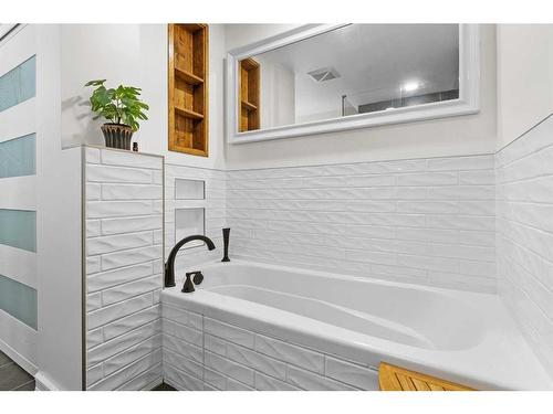 1309 Mcalpine Street, Carstairs, AB - Indoor Photo Showing Bathroom