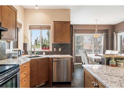 23 Rockyspring Rise Nw, Calgary, AB - Indoor Photo Showing Kitchen