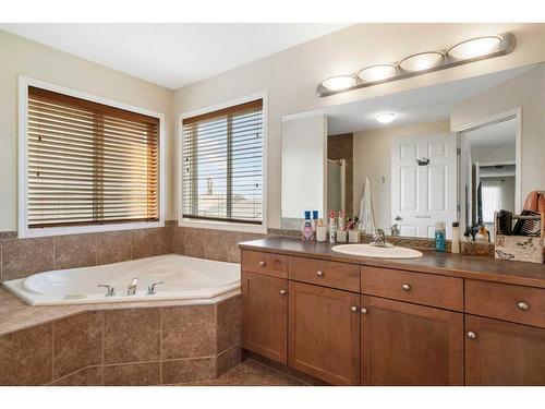 23 Rockyspring Rise Nw, Calgary, AB - Indoor Photo Showing Bathroom