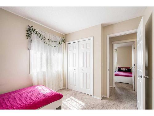 23 Rockyspring Rise Nw, Calgary, AB - Indoor Photo Showing Bedroom