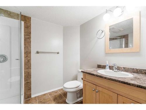 23 Rockyspring Rise Nw, Calgary, AB - Indoor Photo Showing Bathroom