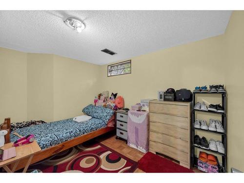 19 Appletree Close Se, Calgary, AB - Indoor Photo Showing Bedroom