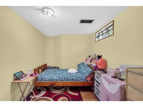 19 Appletree Close Se, Calgary, AB - Indoor Photo Showing Bedroom