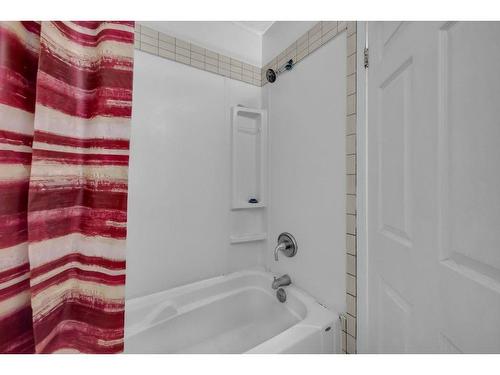 19 Appletree Close Se, Calgary, AB - Indoor Photo Showing Bathroom