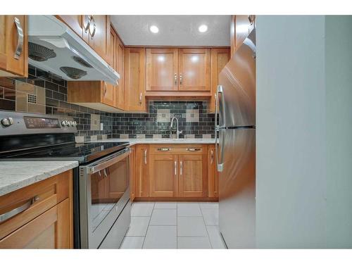 450 78 Avenue Ne, Calgary, AB - Indoor Photo Showing Kitchen With Stainless Steel Kitchen