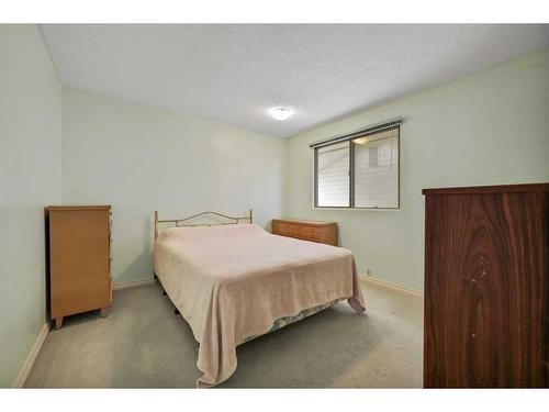 450 78 Avenue Ne, Calgary, AB - Indoor Photo Showing Bedroom