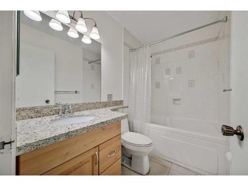 450 78 Avenue Ne, Calgary, AB - Indoor Photo Showing Bathroom