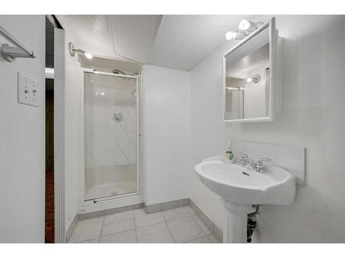 450 78 Avenue Ne, Calgary, AB - Indoor Photo Showing Bathroom