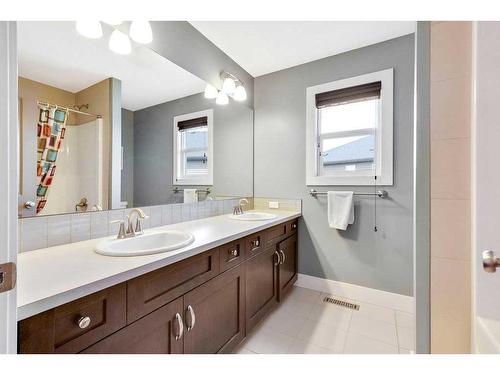 152 Drake Landing Terrace, Okotoks, AB - Indoor Photo Showing Bathroom