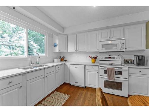 10232 Brookpark Boulevard Sw, Calgary, AB - Indoor Photo Showing Kitchen With Double Sink