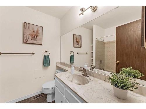 10232 Brookpark Boulevard Sw, Calgary, AB - Indoor Photo Showing Bathroom