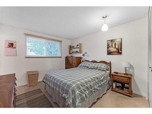 10232 Brookpark Boulevard Sw, Calgary, AB - Indoor Photo Showing Bedroom