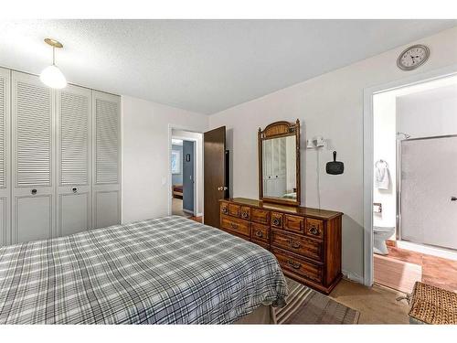 10232 Brookpark Boulevard Sw, Calgary, AB - Indoor Photo Showing Bedroom