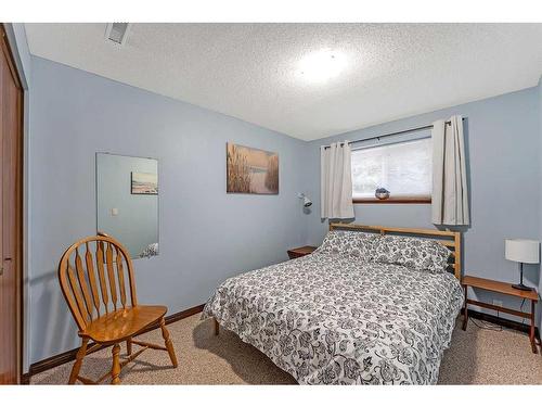 10232 Brookpark Boulevard Sw, Calgary, AB - Indoor Photo Showing Bedroom