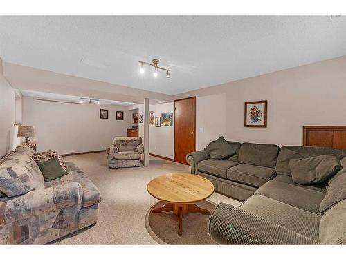 10232 Brookpark Boulevard Sw, Calgary, AB - Indoor Photo Showing Living Room