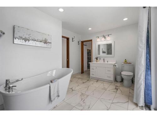 20 Bay View Drive Sw, Calgary, AB - Indoor Photo Showing Bathroom