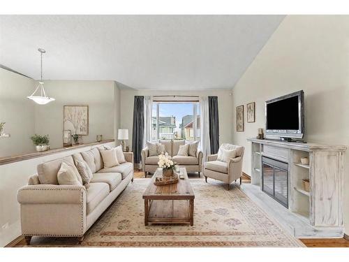 534 Country Meadows Way Nw, Diamond Valley, AB - Indoor Photo Showing Living Room