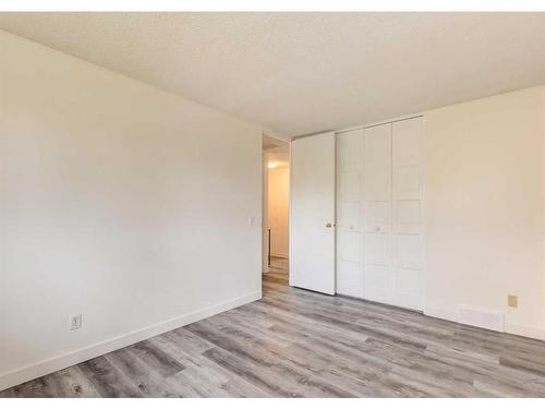 415 40 Street Ne, Calgary, AB - Indoor Photo Showing Other Room