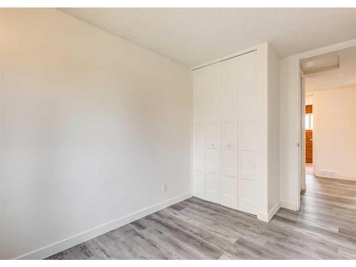 415 40 Street Ne, Calgary, AB - Indoor Photo Showing Other Room