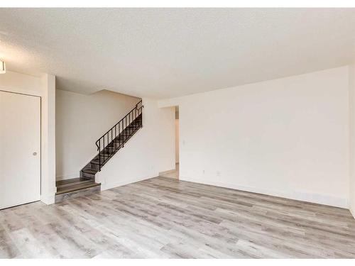 415 40 Street Ne, Calgary, AB - Indoor Photo Showing Other Room