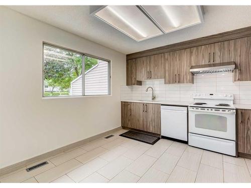 415 40 Street Ne, Calgary, AB - Indoor Photo Showing Kitchen