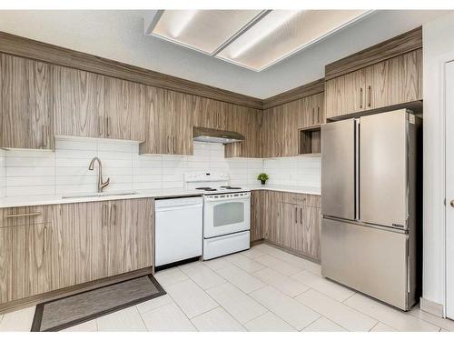 415 40 Street Ne, Calgary, AB - Indoor Photo Showing Kitchen