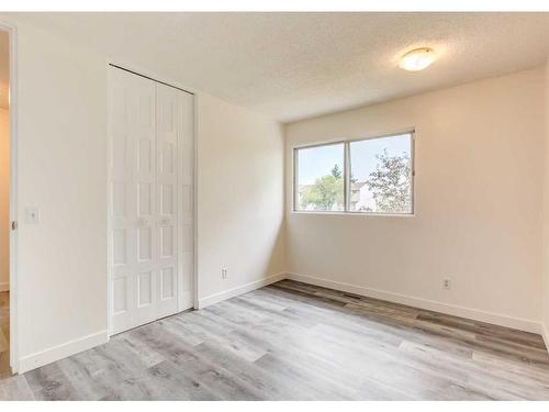 415 40 Street Ne, Calgary, AB - Indoor Photo Showing Other Room