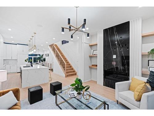 2911 4 Avenue Nw, Calgary, AB - Indoor Photo Showing Living Room