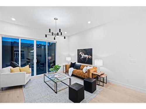 2911 4 Avenue Nw, Calgary, AB - Indoor Photo Showing Living Room